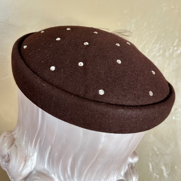 SEDUCTIVE 1950s\' BROWN FELT COCKTAIL HAT - RHINESTONES  &  LONG PEACOCK FEATHER main image 12